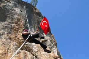 Bursa'da dağcılar ter&ouml;re b&ouml;yle tepki g&ouml;sterdi