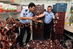 Kokmuş 2 ton sucuğu vatandaşa yedireceklerdi