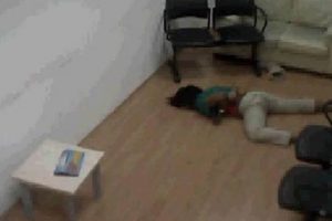 Yere yatırdılar,sırtına bastırdılar ve &ouml;l&uuml;m&uuml;ne neden oldular