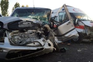Ambulans ile ticari ara&ccedil; &ccedil;arpıştı: 1 &ouml;l&uuml;, 7 yaralı