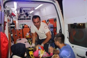 Bursa'da dilenmek i&ccedil;in arabanın peşinden koşan suriyeli &ccedil;ocuğa araba &ccedil;arptı