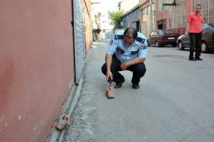 Bursa'da polisten ka&ccedil;an hırsız k&uuml;l kedisi gibi geride ayakkabılarını bıraktı