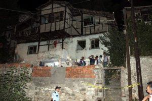 Alkol alıp disko lambasının altında kendini astı