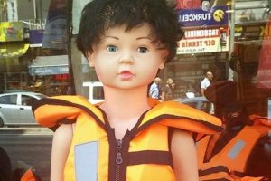 Can yeleği cansız &ccedil;ocuk mankenin &uuml;zerinde
