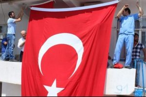 O bayrağı şehit annesine hemen geri verin!