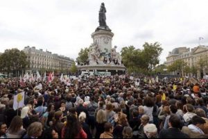 Paris'te binlerce kişi m&uuml;ltecilere destek i&ccedil;in toplandı