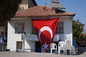 Bayrağı geri alınan şehidin evine yeniden bayrak asıldı