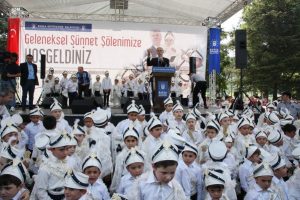 Bursa'da savaştan ka&ccedil;an &ccedil;ocuklar erkekliğe ilk adımı B&uuml;y&uuml;kşehir ile attı