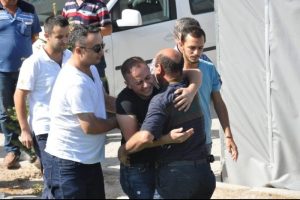 Şehidin babası ve kardeşinin g&ouml;z yaşartan anı