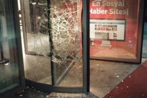 H&uuml;rriyet gazetesine saldırı d&uuml;zenlendi