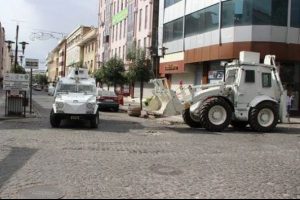 Diyarbakır'da sokağa &ccedil;ıkma yasağı kaldırıldı