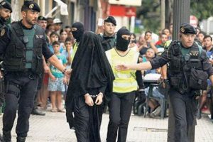 IŞİD'&ccedil;i kadını b&ouml;yle teşhir ettiler