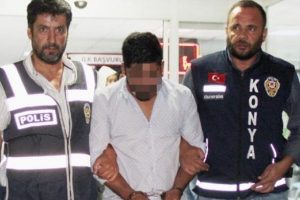 Babasının birlikte yaşadığı kadını &ouml;ld&uuml;rd&uuml;