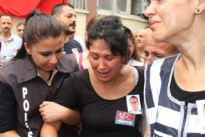 Şehit ablasının y&uuml;rek yakan feryadı: Durun bir bakalım belki nefes alıyordur