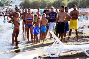 Kalp krizi ge&ccedil;irince yarım metrelik suda boğuldu