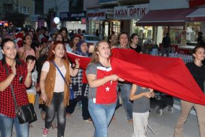Bursa'da kadınlar şehitler i&ccedil;in y&uuml;r&uuml;d&uuml;!