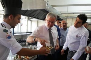 Bursa'da MYO'lu aş&ccedil;ılara 'catering şirketi'