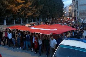 Bursa Orhangazi'de şehitlere saygı y&uuml;r&uuml;y&uuml;ş&uuml;