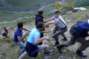 K&ouml;yl&uuml;ler sopalarla yaylaya &ccedil;ıktı! Ortalık karıştı