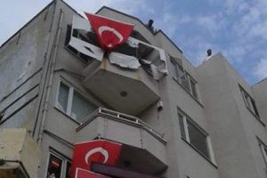 Bursa'da HDP binası basıldı! T&uuml;rk bayrağı asıldı