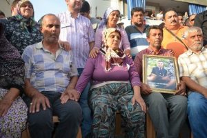 Acılı anne baba şehit evlatlarını el ele beklediler