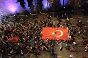 Bursa'da HDP binasına T&uuml;rk Bayrağı asıldı