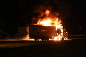 PKK'lılar Bitlis ve Van Erciş'te 11 aracı yaktı