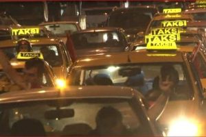 İzmir'de taksiciler ter&ouml;r&uuml; protesto etti