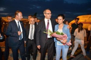 Kurtarılan 20 g&uuml;mr&uuml;k memurunu Ankara'da