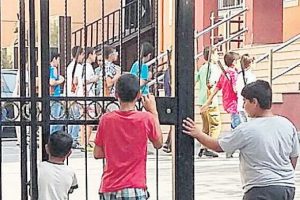 10 yaşındaki &ccedil;ocuklara oyuncak silahla talim!