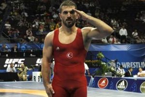 80 kiloda Macar Szabo'yu yenen Sel&ccedil;uk &Ccedil;ebi madalyayı garantiledi