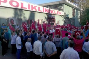 Bursa'da sağlık &ccedil;alışanlarından anlamlı hareket! Şehitleri unutmadılar!