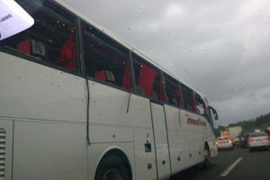 Doğu'dan gelen otob&uuml;slere taşlı saldırı