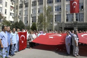 Bursa Uludağ &Uuml;niversitesi &ccedil;alışanlarından şehitlere Fatiha