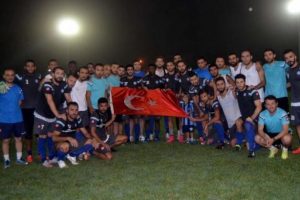 Adana Demirspor antrenmana T&uuml;rk Bayrağı ile &ccedil;ıktı