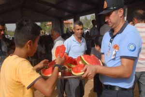 Adnan Ergen'in cenazesinde 3 ton karpuz dağıtıldı