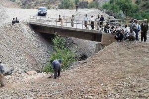 PKK k&ouml;pr&uuml;y&uuml; yıktı, vatandaş yeniden yaptı