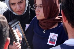 Eşinin fotoğrafını elinden bırakmadı