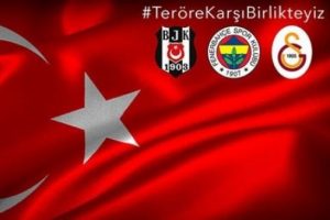 &Uuml;&ccedil; b&uuml;y&uuml;kler aynı tiş&ouml;rtle sahaya &ccedil;ıkıyor!