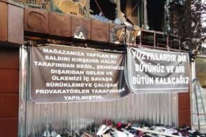 Kırşehir'de yakılan işyerinde anlamlı pankart