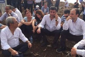 Cizre'ye gitmek isteyen HDP'liler tekrar y&uuml;r&uuml;y&uuml;şe başladı