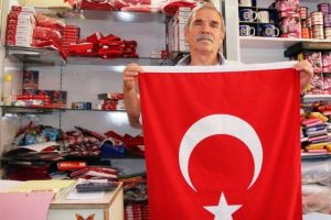 Bayrak satışı artışı esnafı mutlu etmiyor