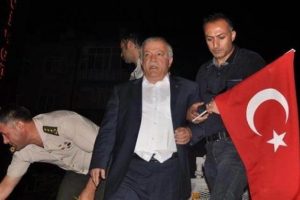 Şehit yakınının d&uuml;kkanını da yaktılar!