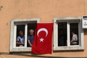 HDP'liler T&uuml;rk bayrağı astı