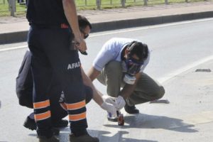 Tankerden yola kimyasal madde d&ouml;k&uuml;ld&uuml;: 3 kişi hastanelik oldu