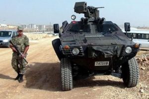 Diyarbakır'da ş&uuml;phe &uuml;zerine durdurulan ara&ccedil;ta cephanelik &ccedil;ıktı