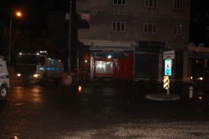Y&uuml;z&uuml; maskeli g&ouml;stericiler barikat kurup eylem yaptı
