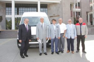 Bursa valisi hediye edilen aracın test s&uuml;r&uuml;ş&uuml;n&uuml; kendisi yaptı