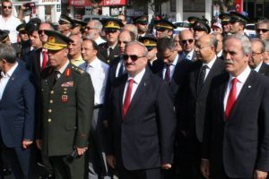 Bursa Valisi: 'Gen&ccedil;lerimizi sokaktan &ccedil;ekelim'