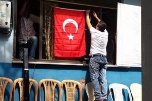 Bursa'da Orhangazi Belediyesi esnafa bayrak dağıttı